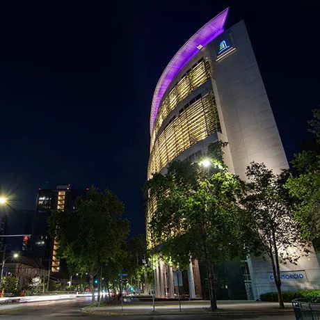 edificio Consorcio Avenida El Bosque iluminado