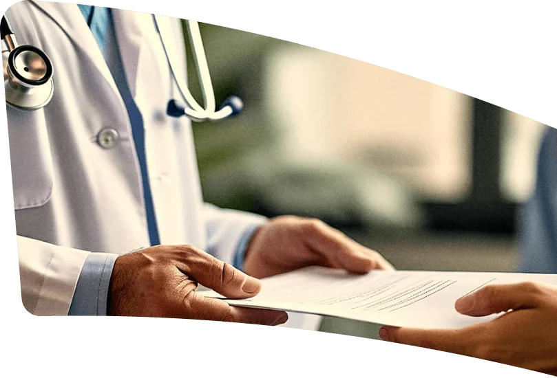 Profesional de salud con bata y estetoscopio intercambia un documento con otra persona.