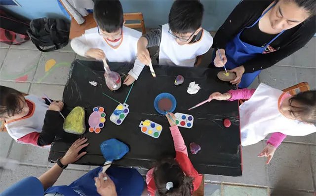 colegio monte olivo, niños en sala de clases pintando con acuarela