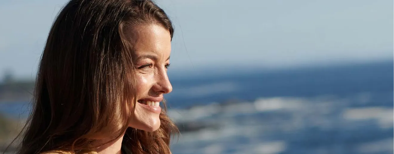 sostenibilidad consorcio - compromiso medioambiental, primer plano mujer sonriendo