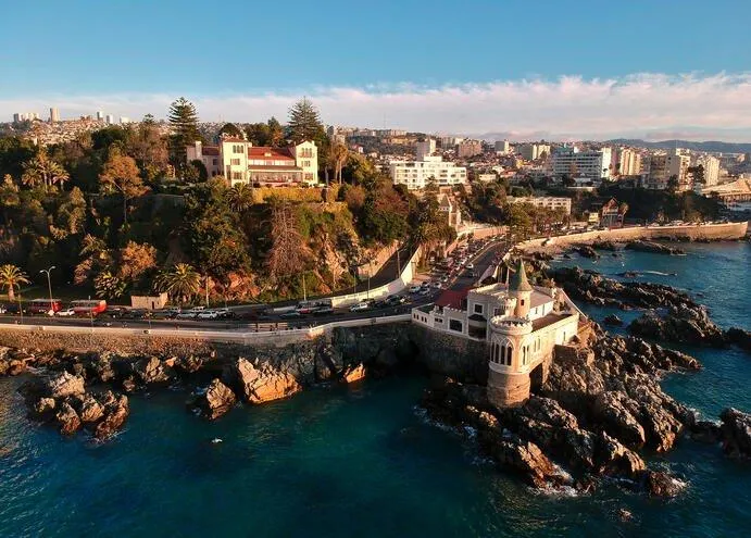 Vista costera de Viña del Mar con el Castillo Wulff y roqueríos junto al mar.
