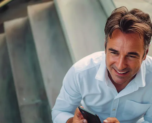 evaluacion proveedores, hombre sosteniendo un celular