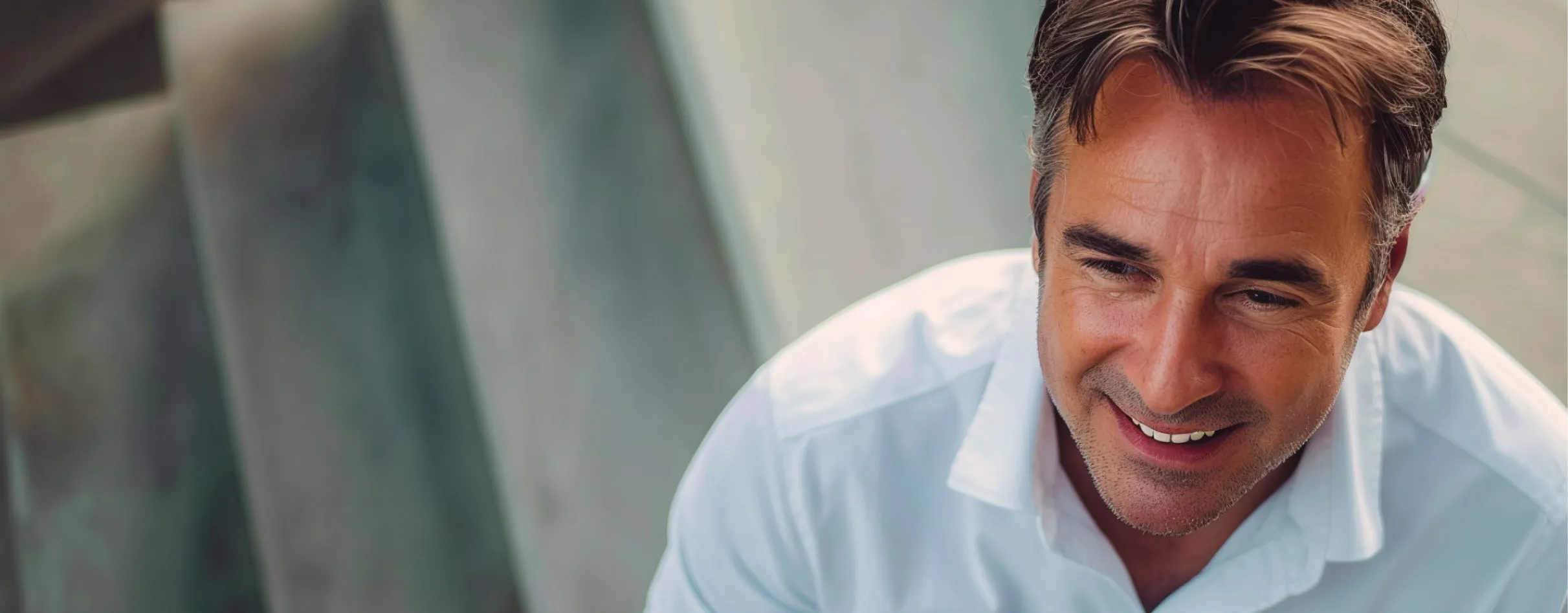 innovacion consorcio, fotografia en picada, hombre sonriendo