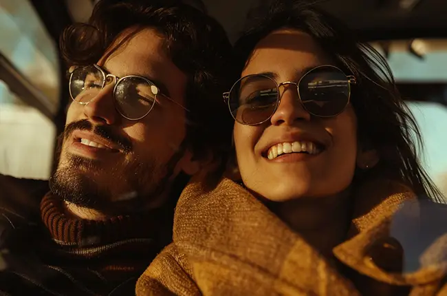 fotografia en tonos sepia, primer plano pareja con lentes de sol