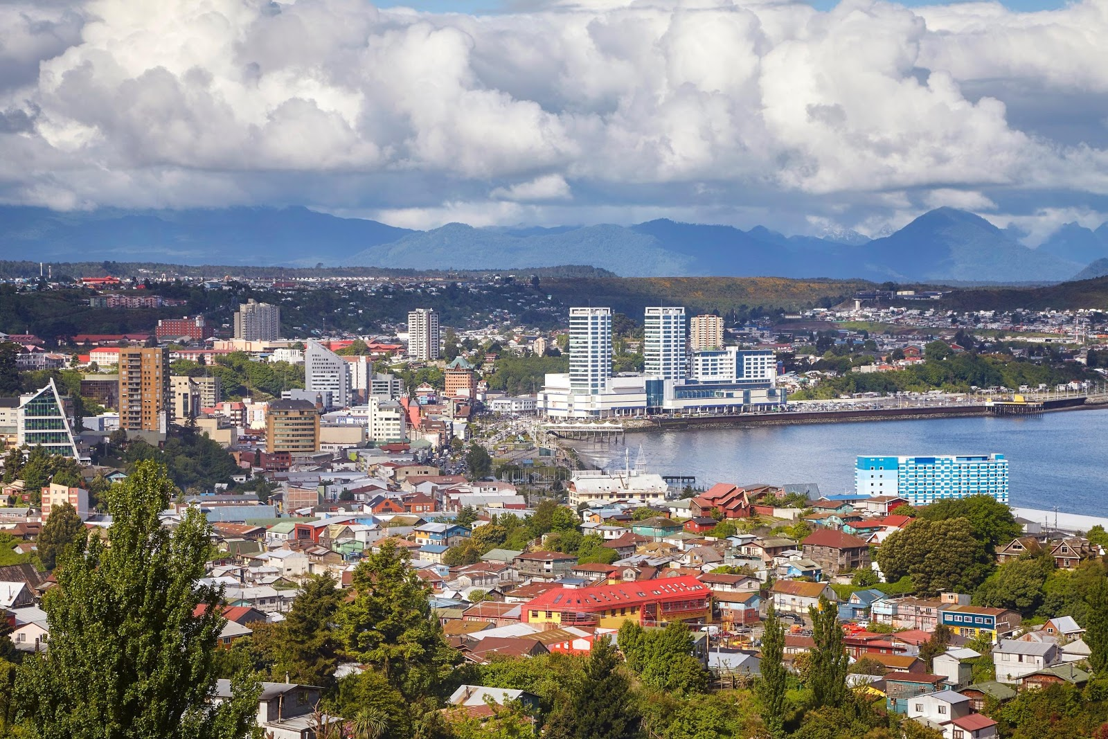 Vista panorámica de la bahía de Reloncaví en Puerto Montt: con edificios frente al mar.