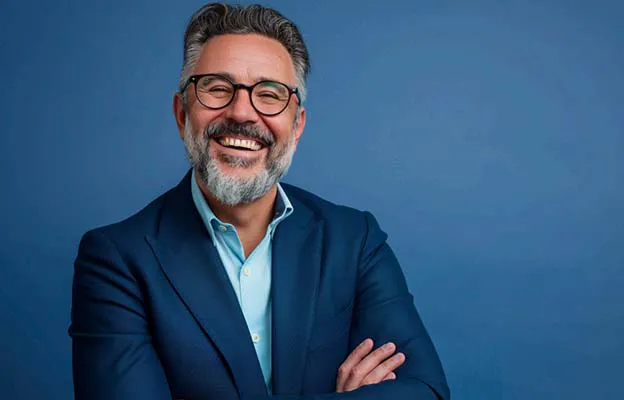 experiencia consorcio, hombre mediana edad, sonriendo mirando a la camara