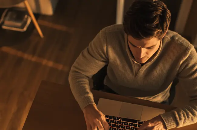 fotografia tonos sepia, picada, hombre usando una laptop