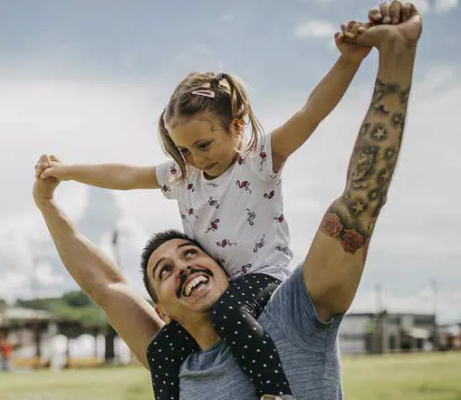 Apoyo Social, hombre con su hijo en los hombros felices