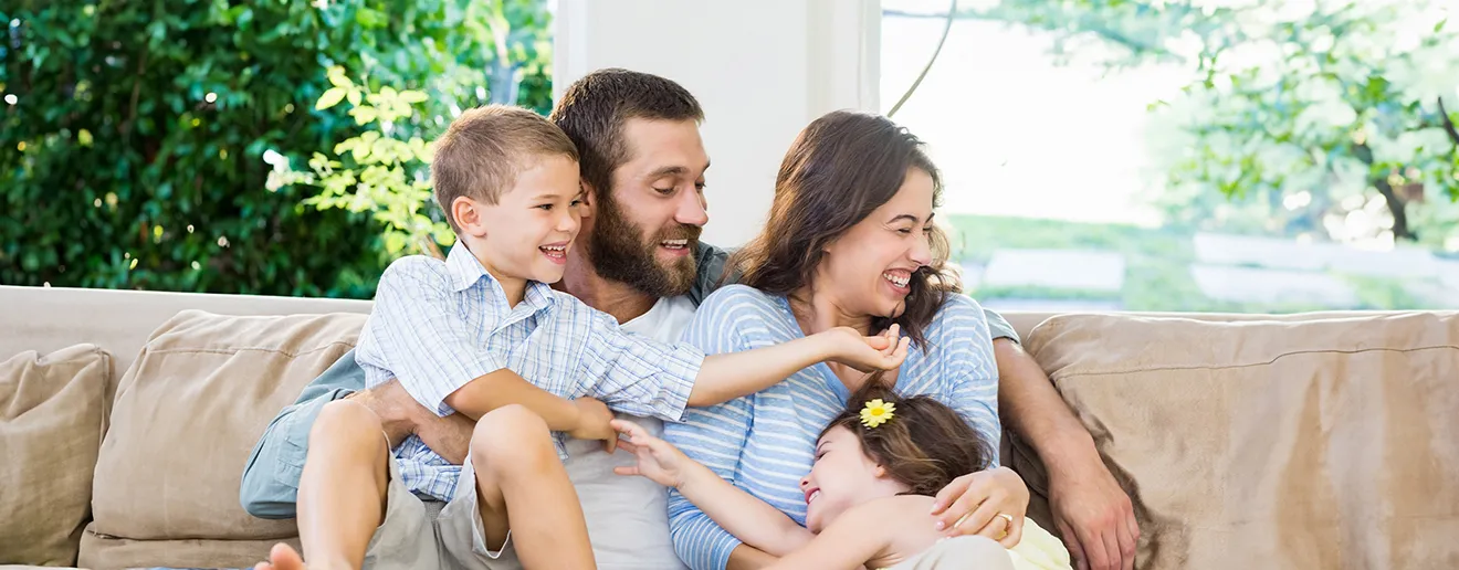 sostenibilidad consorcio - gobernanza, familia compartiendo felices